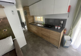 Moderne keuken in Cottage Hot tub aan het Ossiacher Meer, Oostenrijk, met houten kasten en koffiemachine.