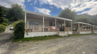 Sfeervolle lodge-cottages met overdekte veranda bij Cottage Hot tub aan de Ossiacher See in Oostenrijk.