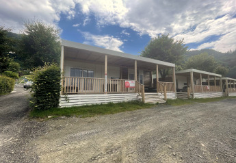 Gezellige huisjes met overdekte veranda bij Cottage Hot tub aan de Ossiacher See in Oostenrijk.