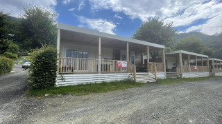 Sfeervolle lodge-cottages met overdekte veranda bij Cottage Hot tub aan de Ossiacher See in Oostenrijk.