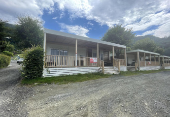 Sfeervolle lodge-cottages met overdekte veranda bij Cottage Hot tub aan de Ossiacher See in Oostenrijk.