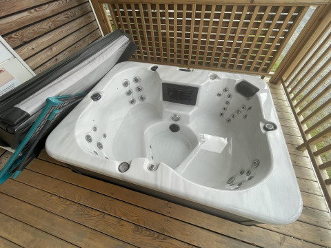 Whirlpool auf einer Holzveranda in der Cottage Hot tub Lodge am Ossiacher See in Österreich, Foto.