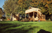 Tienda glamping Arriba, una tienda safari en Resort de Parel, Países Bajos, rodeada de árboles y césped.