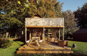 Glamping en safari tent Arriba en Resort de Parel, Países Bajos, terraza de madera y zona de descanso.