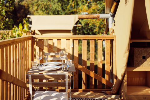 Zona de comedor al aire libre en la terraza de una tienda safari en Resort de Parel, Países Bajos