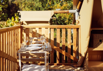 Zona pranzo all'aperto sulla terrazza di una tenda safari glamping al Resort de Parel nei Paesi Bassi