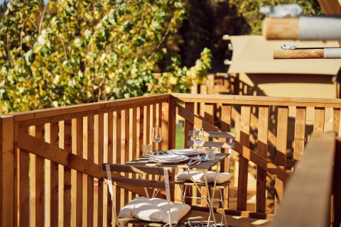 Coin repas extérieur sur terrasse en bois près de la tente safari Arriba, Resort de Parel, Pays-Bas