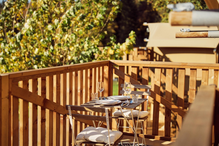 Buitendiner set op houten terras bij Glamping tent Arriba, Resort de Parel, Nederland, zonnige dag