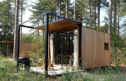 Pequeña cabaña de madera Sweet Cabin en Cosy Cabins, ubicada en el bosque de Limburg, Bélgica.