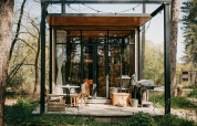 Sweet Cabin en Cosy Cabins, bosque de Limburg, Bélgica, con fachada de cristal y porche acogedor.