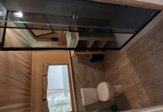 Badeværelse i en safariteltsuite på Camping de Beukenhof i Nederlandene, med toilet og bruser.