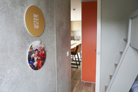 Familien-Lodge mit bunten Wandbildern und modernem Interieur im Ferienpark De Boshoek, Niederlande.