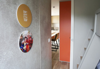 Familie-lodge med sjove vægdekorationer og moderne interiør i Holiday park De Boshoek, Nederlandene.