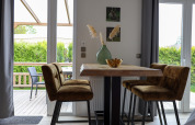 Eethoek met vier bruine stoelen en tafel in de Family Lodge bij Holiday park De Boshoek, Nederland.