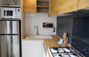 Moderne kitchenette bij Family Lodge op Holiday park De Boshoek in Nederland met koelkast en gasfornuis.