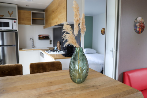 Cocina y comedor modernos en una Family Lodge del parque vacacional De Boshoek en los Países Bajos.