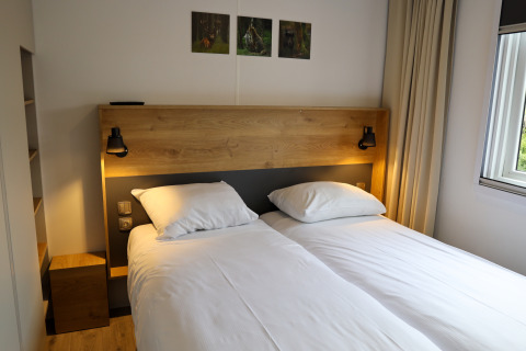 Camera familiare con due letti singoli al Family Lodge nel parco vacanze De Boshoek, Paesi Bassi, stile moderno.