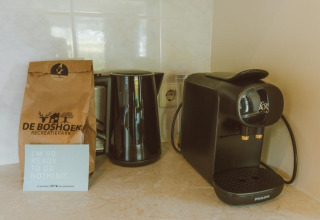 Keukenhoek in het Wilbrink chalet bij Holiday park De Boshoek, met koffiezetapparaat en waterkoker.