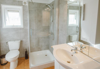 Bagno moderno con doccia, wc e lavandino nel Wilbrink chalet al Holiday park De Boshoek, Paesi Bassi.