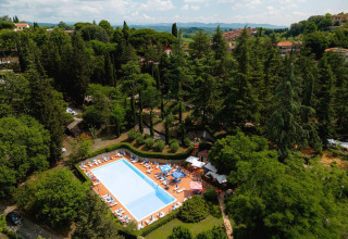 Luchtfoto van een zwembad omringd door bomen bij Villatent Wood, Camping Colleverde, Italië.