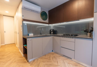 Moderne keuken in de Enzian-lodge aan de Pressegger See, Oostenrijk, met stijlvolle kasten en apparaten.