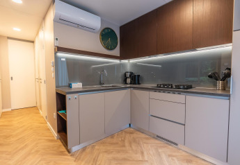 Moderne keuken in de Enzian-lodge aan de Pressegger See, Oostenrijk, met stijlvolle kasten en apparaten.