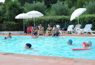 Gäste entspannen am Pool des Camping Monti del Sole, einer Ferienanlage in Umbrien, Italien.