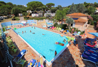 Feriepark Camping Les Lauriers Roses i Provence-Alpes-Côte d’Azur, Frankrig, med pool og solbadende gæster.