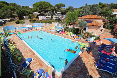 Camping Les Lauriers Roses en Provence-Alpes-Côte d’Azur, France, montrant une piscine et des vacanciers détendus.