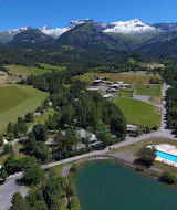 Vista aerea di Le Vernet in Provence-Alpes-Côte d’Azur, Francia, con montagne, campi e un lago.