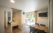 Helles, modernes Zimmer in der Lodgep - IEPER, Urban-Gardens Ieper, Belgien, mit Essbereich, Betten und Terrassenblick.