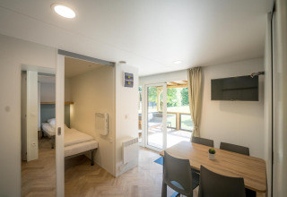 Heldere, moderne lodge bij Lodgep - IEPER, Urban-Gardens Ieper, België, met eetgedeelte, slaapkamers en tuinzicht.