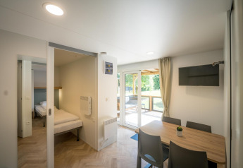 Helles, modernes Zimmer in der Lodgep - IEPER, Urban-Gardens Ieper, Belgien, mit Essbereich, Betten und Terrassenblick.