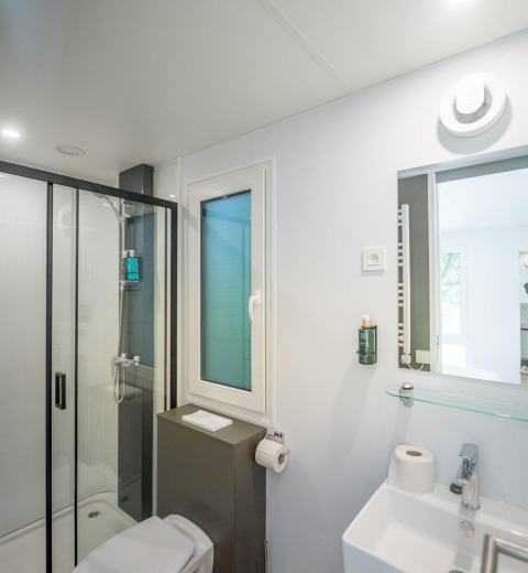 Baño moderno en Lodgep - IEPER de Urban-Gardens Ieper, Bélgica, con ducha, lavabo y ventana blanca.