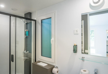 Baño moderno en Lodgep - IEPER de Urban-Gardens Ieper, Bélgica, con ducha, lavabo y ventana blanca.