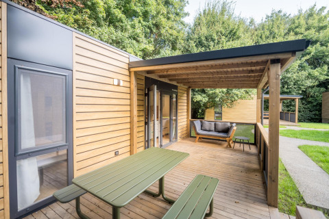Udendørs terrasse ved Lodgep - IEPER, Urban-Gardens Ieper, Belgien, med bordbænkesæt og lounge.