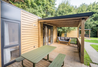 Buitenterras van Lodgep - IEPER bij Urban-Gardens Ieper, België, met picknicktafel en loungeset.