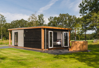Tiny house Panorama Lodge moderna con area wellness e vasca idromassaggio esterna presso Vakantiepark Hölte, Olanda.