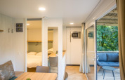 Foto interior de una moderna cabaña con comedor, dormitorio y terraza en Urban-Gardens Ieper, Bélgica.