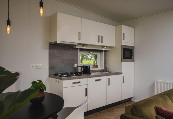 Moderne, compacte keuken in de Panorama Lodge met wellness en jacuzzi op Vakantiepark Hölte, Nederland.