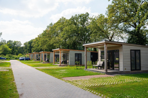 Reihe von Panorama Lodge Tiny Houses mit Wellness und Whirlpool im Vakantiepark Hölte, Niederlande.