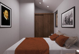 Slaapkamer in Beach House Zuid, EuroParcs Enkhuizer Strand, met tweepersoonsbed, kunstwerk en kast.