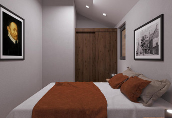 Slaapkamer in Beach House Zuid, EuroParcs Enkhuizer Strand, met tweepersoonsbed, kunstwerk en kast.