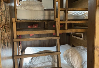 Et foto af køjesenge i lodgen Treetrunk ved Cosy Cabins, i skoveområdet Limburg, Belgien.