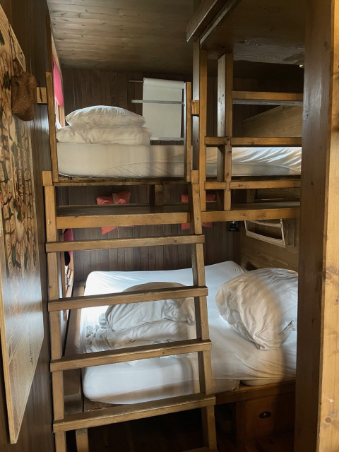 Et foto af køjesenge i lodgen Treetrunk ved Cosy Cabins, i skoveområdet Limburg, Belgien.