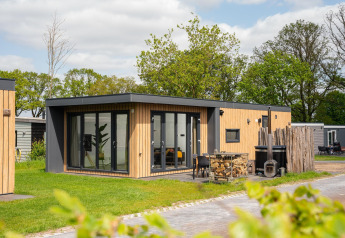 Moderne Oak Lodge met hot tub op Vakantiepark Hölte in Nederland, omringd door natuur en hout