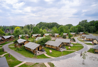Vista aérea de tiendas safari Villatent Nomad en Vakantiepark Sallandshoeve, rodeadas de naturaleza.