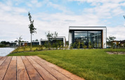 Modernas cabañas Villa Nautica Deluxe en MarinaPark Residentie Nieuw Loosdrecht, Países Bajos junto al agua.