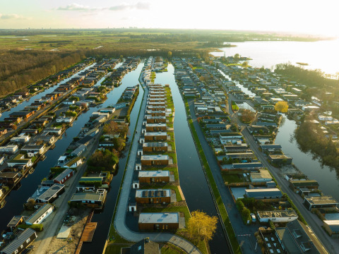 Vista aérea de MarinaPark Residentie Nieuw Loosdrecht con Villa Nautica Deluxe y canales en los Países Bajos.