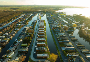 Vista aérea de MarinaPark Residentie Nieuw Loosdrecht con Villa Nautica Deluxe y canales en los Países Bajos.